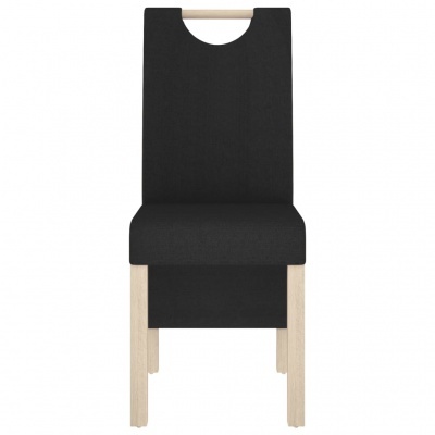 cadeira de madeira clara com estofos pretos e encosto alto