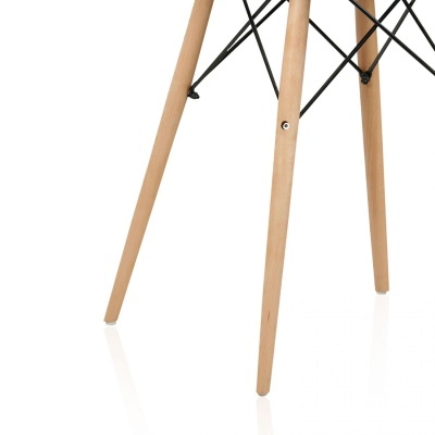 Pés de cadeira em madeira clara com suportes pretos de metal