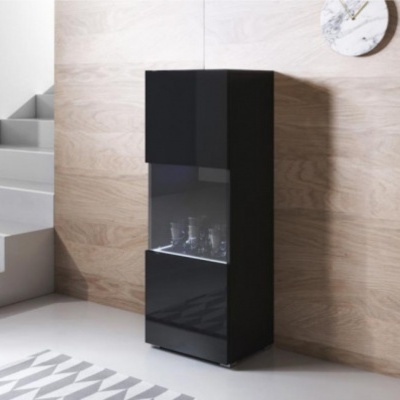 Móvel preto com porta de vidro numa sala moderna com escada e relógio