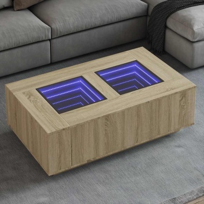 Mesa de centro em madeira clara com iluminação LED azul e sofá cinza