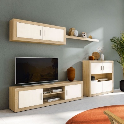 Conjunto de móveis de sala de estar em madeira clara com portas brancas, com TV e decoração