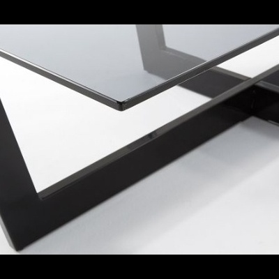 Mesa de centro em vidro fumado com estrutura de metal preta