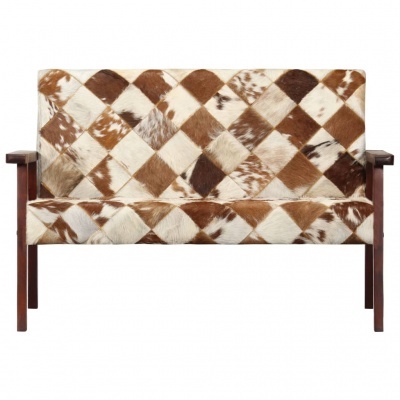 Divã de dois lugares com estofos em pele de vaca e estrutura em madeira escura.