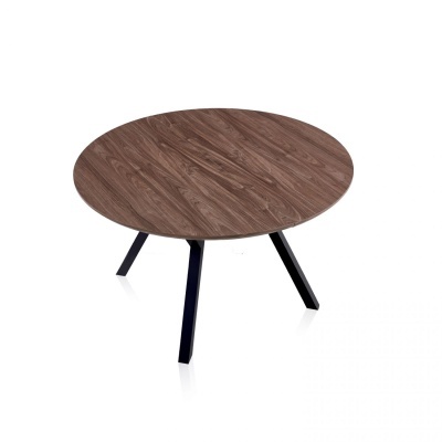 Mesa redonda de madeira castanha com pernas pretas sobre fundo branco