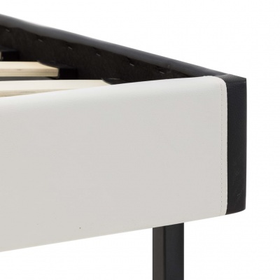 Canto de estrutura de cama branco e preto com pernas metálicas pretas