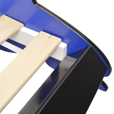 Cama de criança com madeira pintada azul, preto e branco e ripas claras