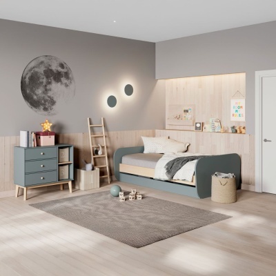 Quarto infantil com cama azul escura, cómoda azul, decalque da lua na parede cinzenta e tapete cinzento