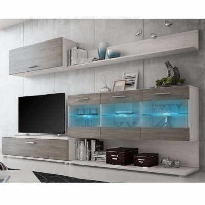 Móvel de sala de madeira clara e cinza com iluminação azul e televisão