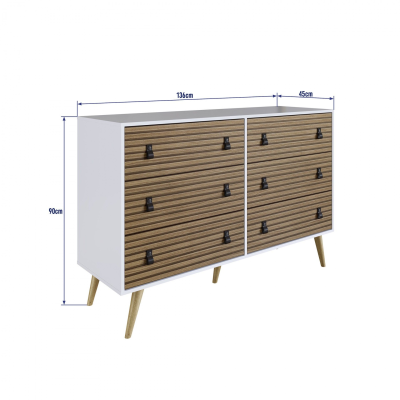 Cómoda branca com frentes de madeira clara, ripadas, seis gavetas e pernas inclinadas de madeira clara