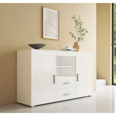 Aparador branco em sala com parede bege e quadro minimalista.