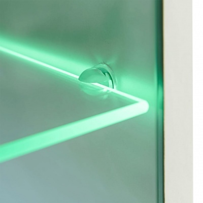 Prateleira de vidro iluminada em verde com suporte metálico