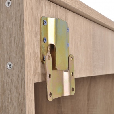 Fixação metálica amarela com parafusos azuis numa superfície de madeira clara