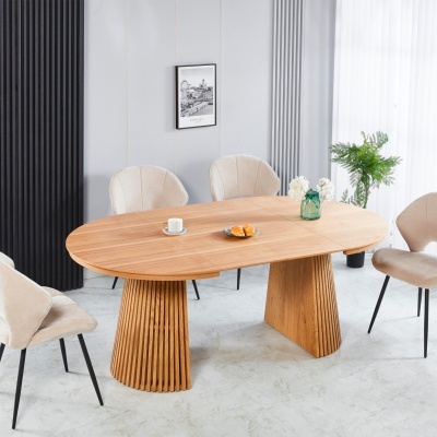 Mesa de jantar oval de madeira clara com cadeiras estofadas bege