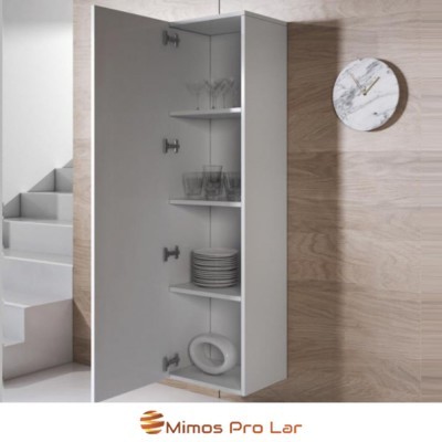 Armário de parede branco com prateleiras e itens de cozinha, pendurado numa parede de madeira clara com relógio redondo de mármore