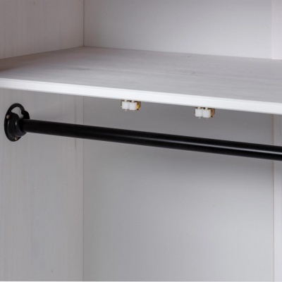 Barra de suporte preta instalada numa estrutura branca de madeira