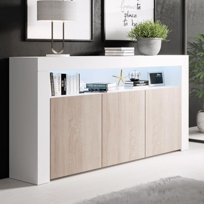 Aparador moderno em madeira clara com elementos decorativos e iluminação na prateleira