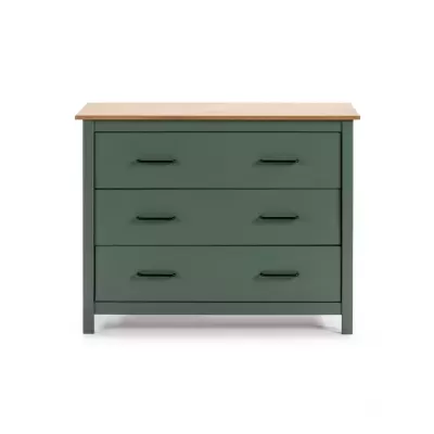 Cômoda verde com três gavetas e tampo em madeira clara