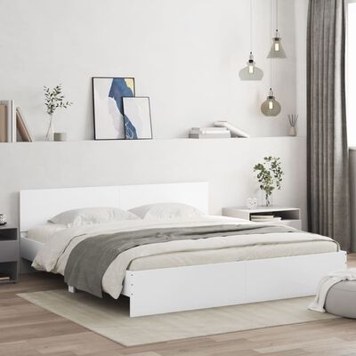 Quarto com cama de casal branca e decoração minimalista em tons cinza e bege.