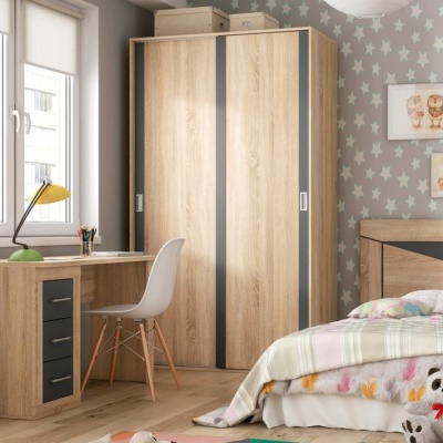 Quarto infantil com armário, secretária, cadeira e cama com decoração colorida