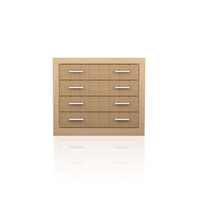 Cômoda de madeira clara com quatro gavetas e puxadores metálicos