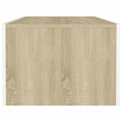 Mesa quadrada de madeira clara com textura natural