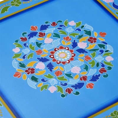 Base azul com pintura floral colorida central e borda decorada