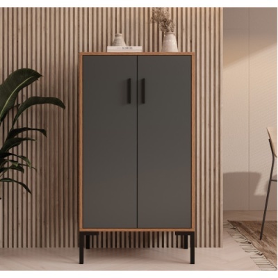 Armário com portas cinza e estrutura de madeira clara