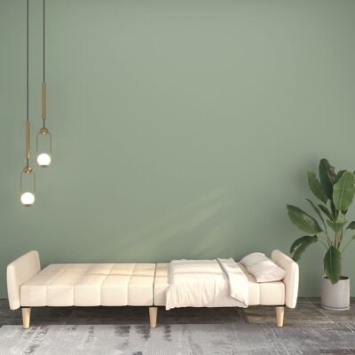 Sofá-cama bege, candeeiros pendentes, planta em vaso, parede verde clara