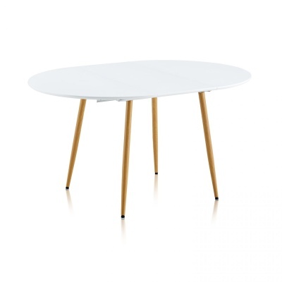 Mesa oval branca com pernas de madeira clara