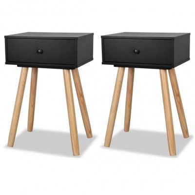Duas mesas de cabeceira pretas com pés de madeira clara