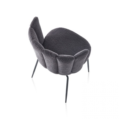 Cadeira cinzenta de pelúcia com pernas metálicas pretas em fundo branco