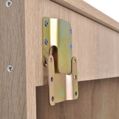 Peça de mobiliário em madeira clara com suporte metálico dourado