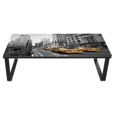 Mesa com tampo decorativo de foto preto e branco e carros amarelos, pernas metálicas pretas