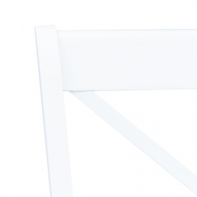 Cadeira branca em madeira com travessa diagonal