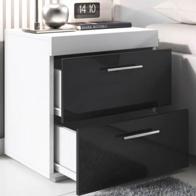 Criado-mudo branco com gavetas pretas brilhantes e relógio digital em cima