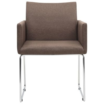 Cadeira castanha com braços e pernas metálicas em fundo branco