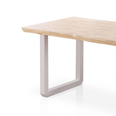 Mesa quadrada de madeira clara com pernas brancas de metal