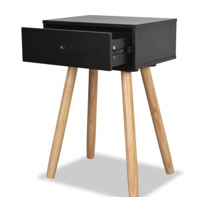 Mesa de cabeceira preta com gaveta aberta e quatro pernas de madeira natural