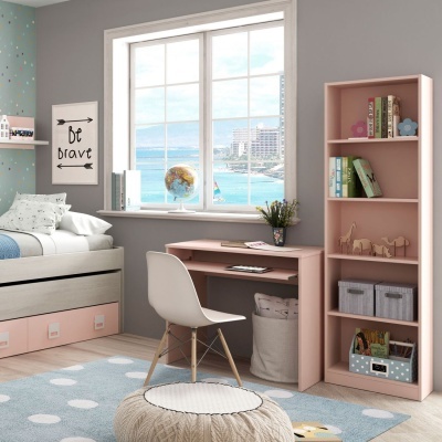 Quarto infantil com móveis rosa e parede cinza com janela e decoração