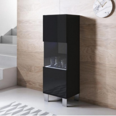 Móvel alto preto com porta de vidro e copos, parede de madeira clara, escadas brancas, relógio redondo branco