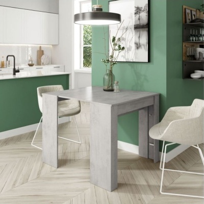 Mesa de jantar extensível cinza com cadeiras bege e parede verde