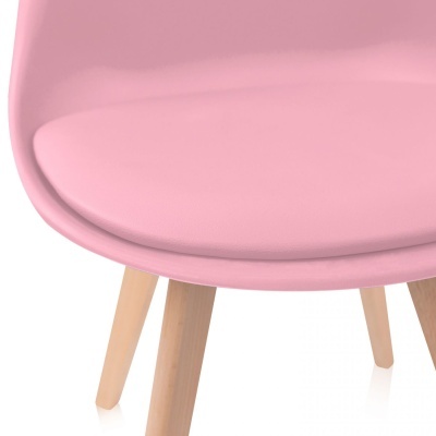 Cadeira cor de rosa com pernas de madeira clara