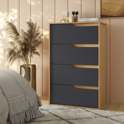 Cómoda baixa preta e madeira clara com decoração ao lado de cama