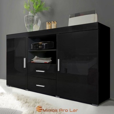 Aparador preto lacado com duas portas, duas gavetas e prateleira, decorado com vaso, frascos dourados e papel branco.