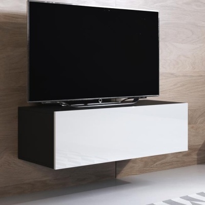 Televisão preta sobre mobília suspensa preta com porta branca brilhante numa divisão com paredes de madeira clara