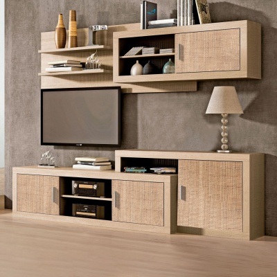 Móvel de sala madeira clara rattan com televisão, livros e lâmpada