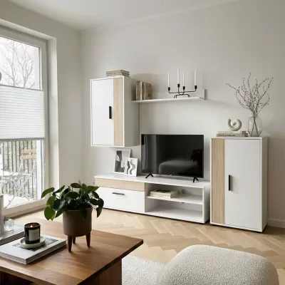 Sala de estar com móvel branco e madeira, TV, sofá bege e mesa de centro em madeira