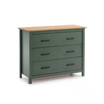 Cômoda verde com tampo em madeira clara e três gavetas.