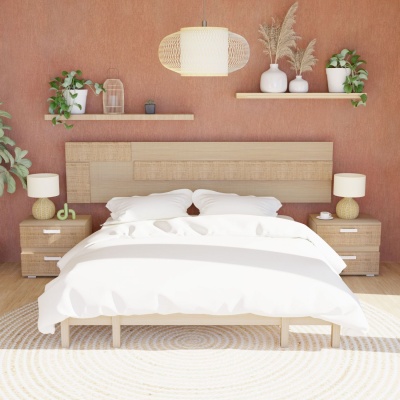 Quarto com cama de madeira clara, roupa branca, mesas de cabeceira e decoração em rattan e plantas