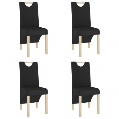 Quatro cadeiras pretas com pernas de madeira clara e abertura redonda no encosto